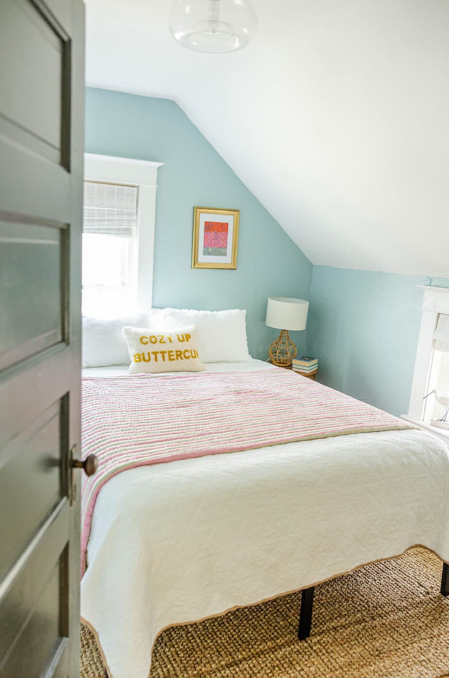 Bright, guest-ready Airbnb bedroom with fresh linens
